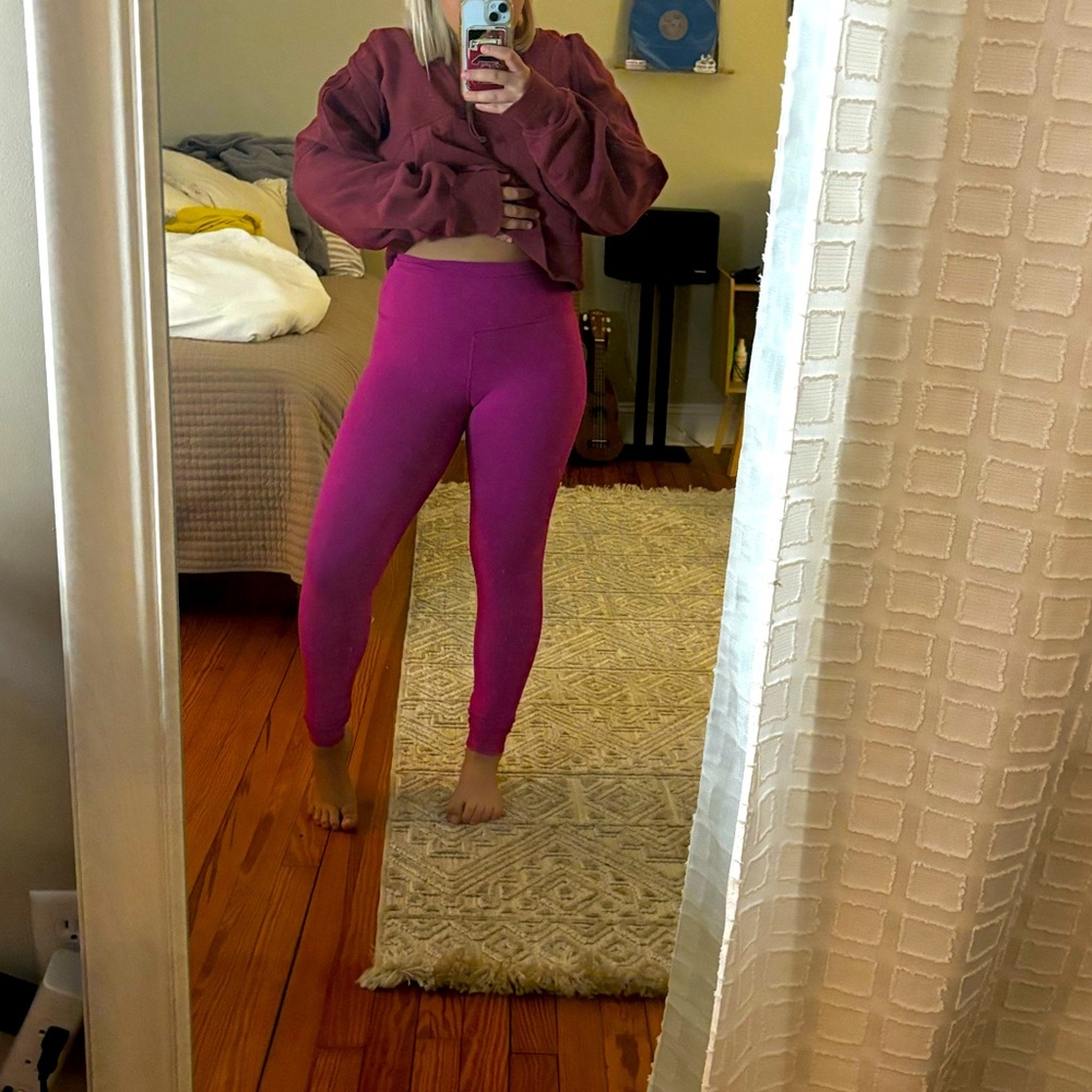 Pink lululemon leggings. Size 4 or 6 I’m not 100% sure